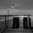 Das Steg-Ende des sehr sehr kleinen Hafen in Groß Zicker mit der Sonne von vorn...