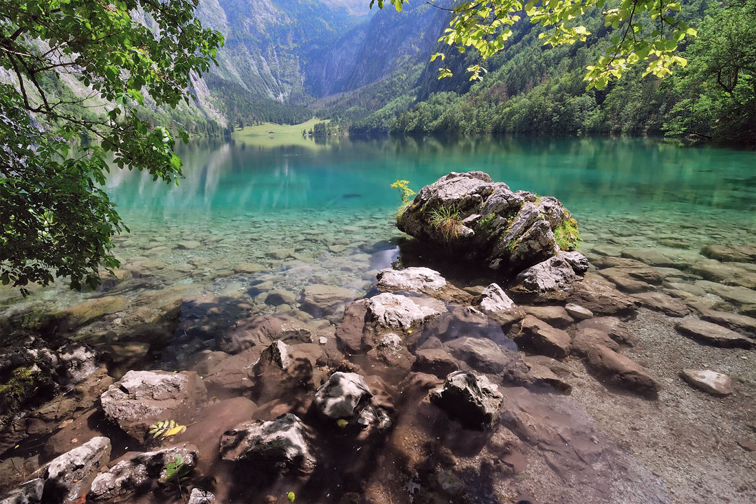 Das steinige Lager im See des Türkiswassers...