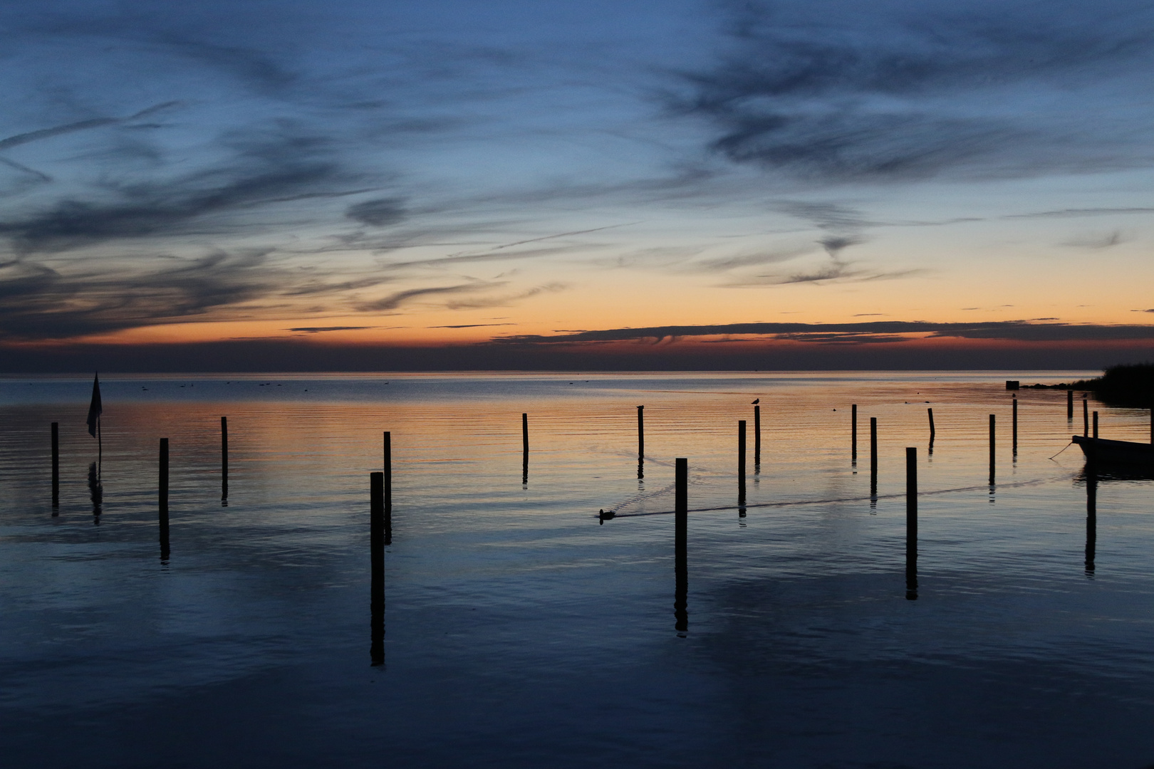 Das stille Ende eines Sommertages am Wasser