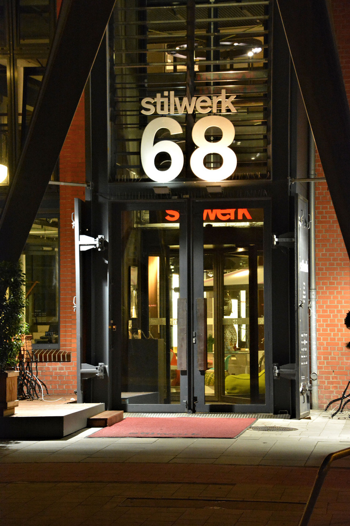 Das Stilwerk in Hamburg bei Nacht - Der Eingang