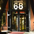 Das Stilwerk in Hamburg bei Nacht - Der Eingang