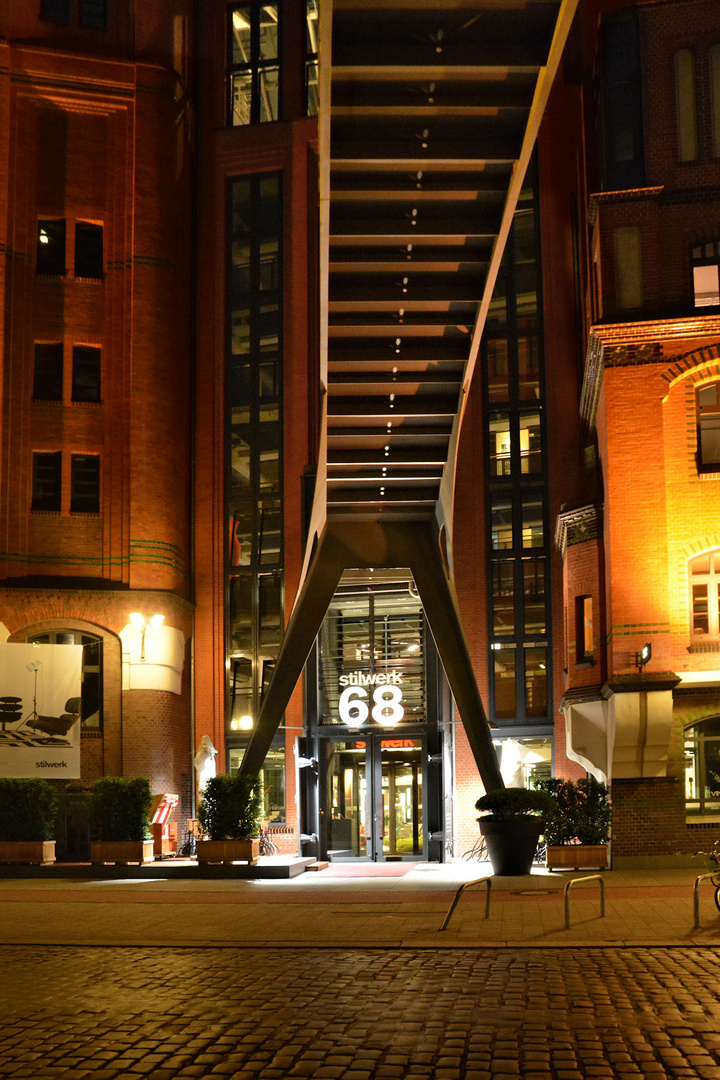 Das Stilwerk in Hamburg bei Nacht - Der Eingang und die Brücke über die Straße