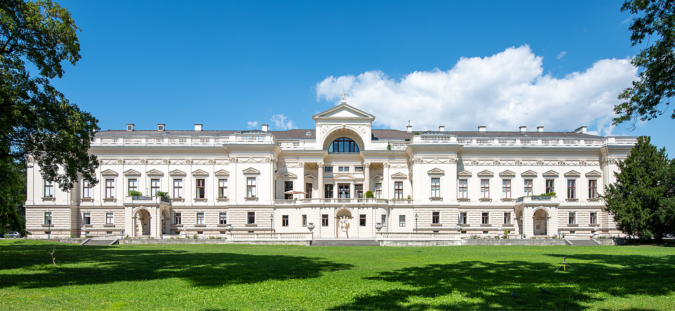 das strahlend weiße alserbachpalais...