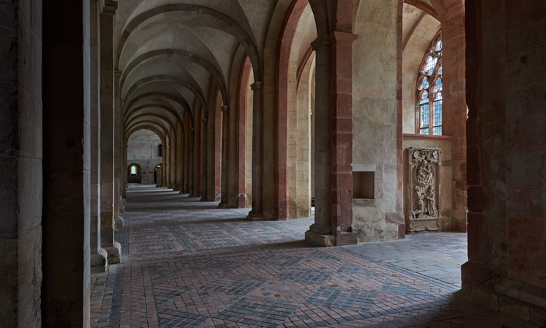 Das südliche Seitenschiff der Klosterbasilika im Kloster Eberbach.