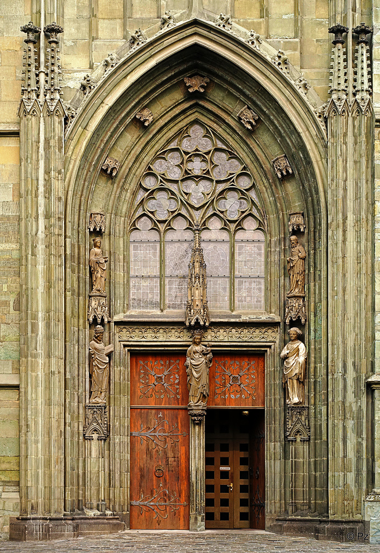 Das Südportal der evangelischen Wiesenkirche ...