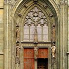 Das Südportal der evangelischen Wiesenkirche ...