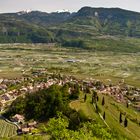 das Südtiroler Unterland bei voller Apfelblüte - im Vordergrund das Weindorf Tramin