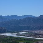 Das Tal bei Kizil mit dem Tian Shan und Muzat-Fluss