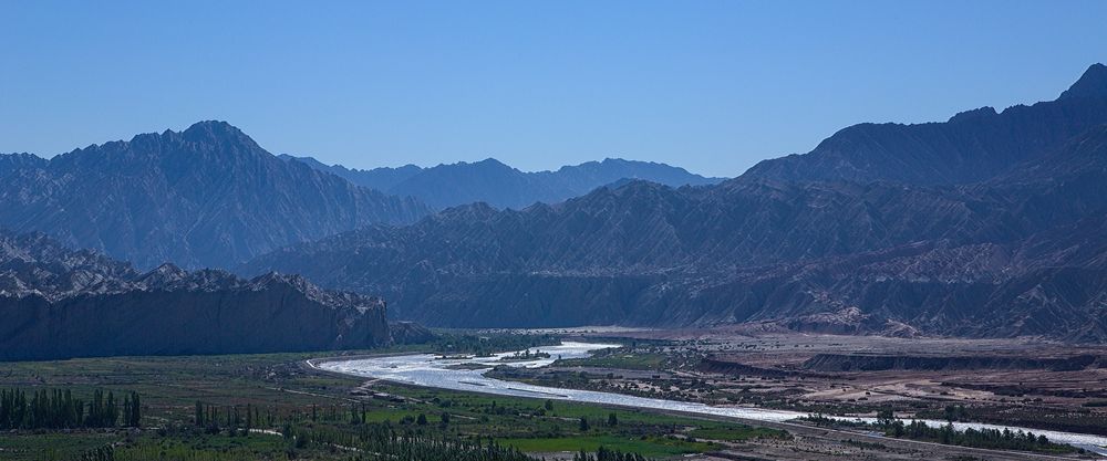 Das Tal bei Kizil mit dem Tian Shan und Muzat-Fluss