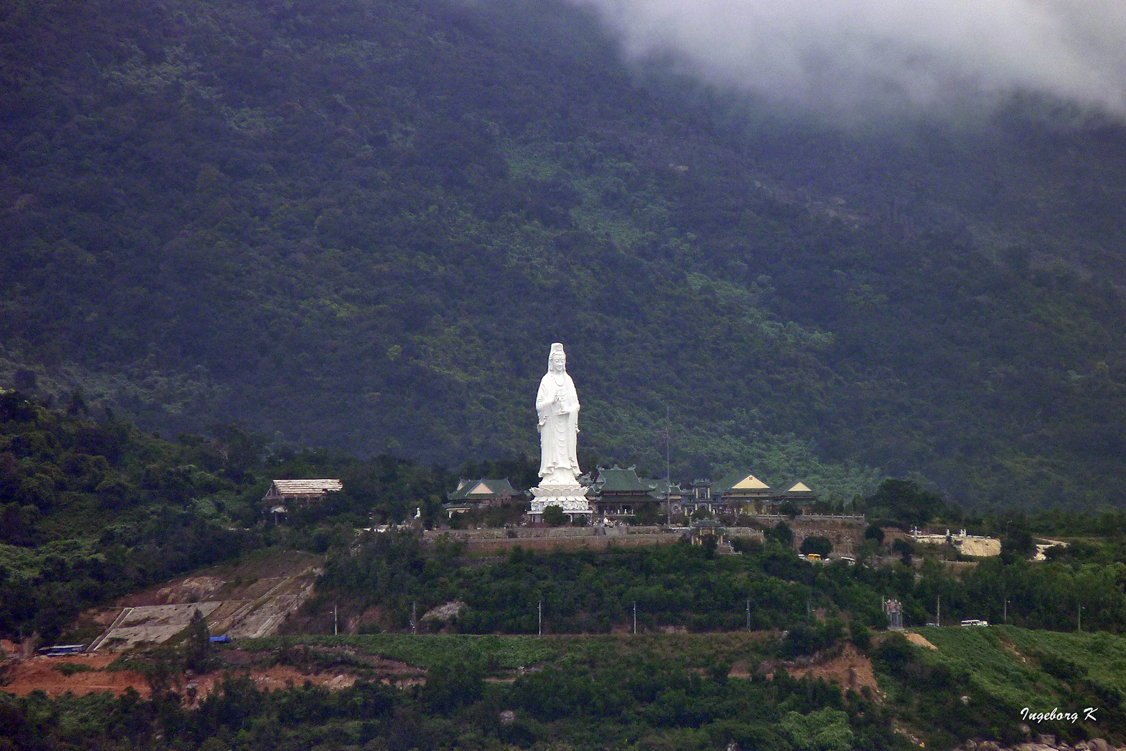 Das Tal überragende Götterstatue auf dem Weg von Da Nang nach Hoi An