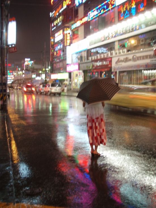Das Taxirufen bei Regen in Changwon