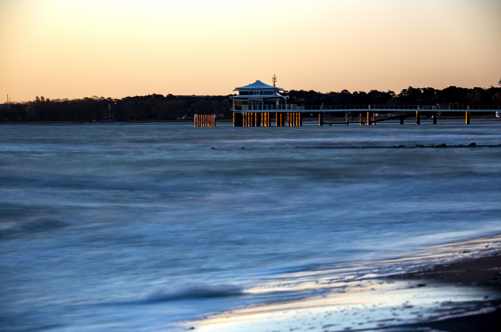 Das Teehäuschen im Sonnenaufgang am Timmendorfer Strand