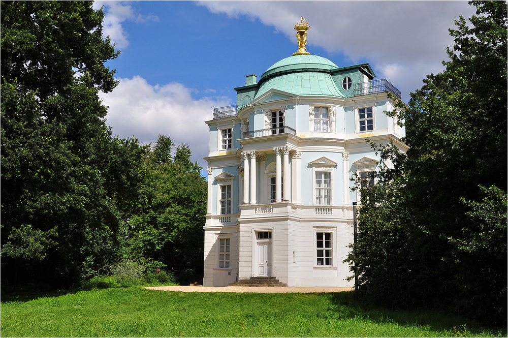 Das Teehaus Belvedere im Schlosspark..........