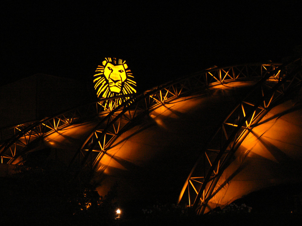 Das Theater "König der Löwen" bei Nacht