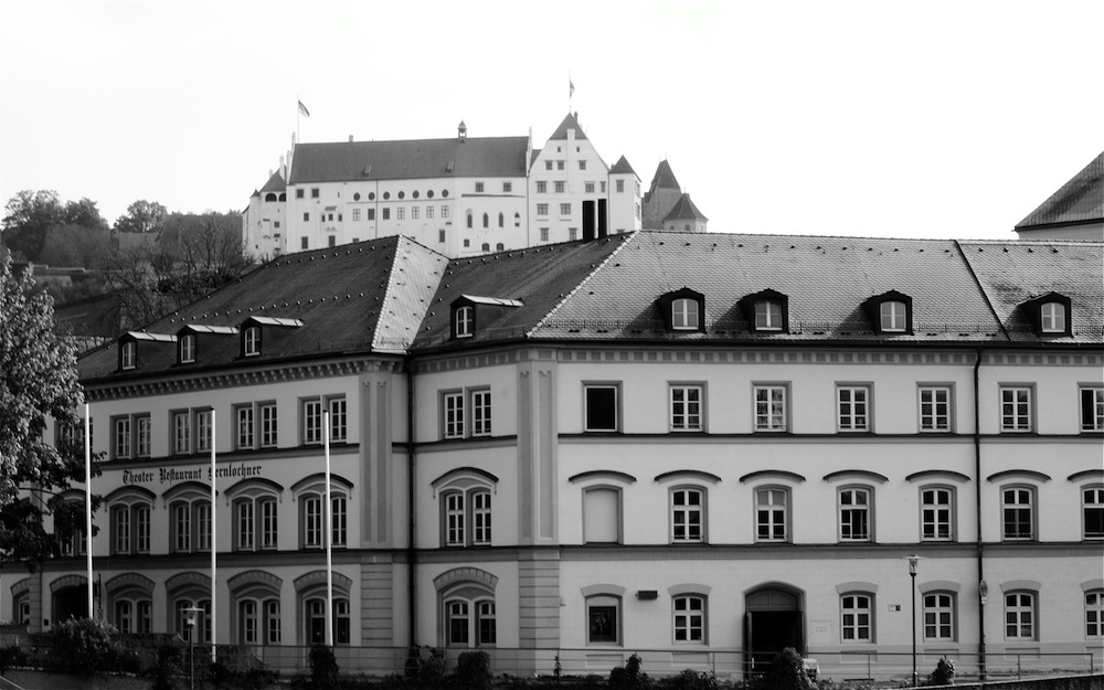 "Das Theater um die Burg"