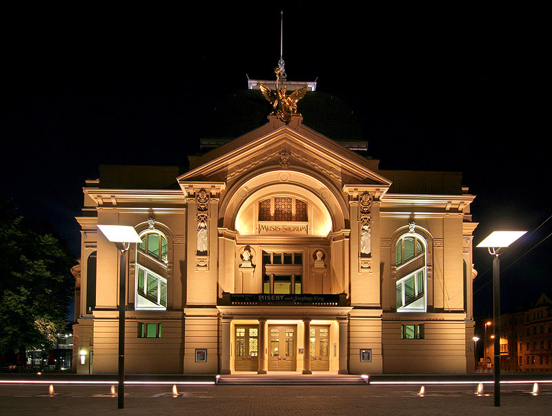 Das Theater von Gera bei Nacht