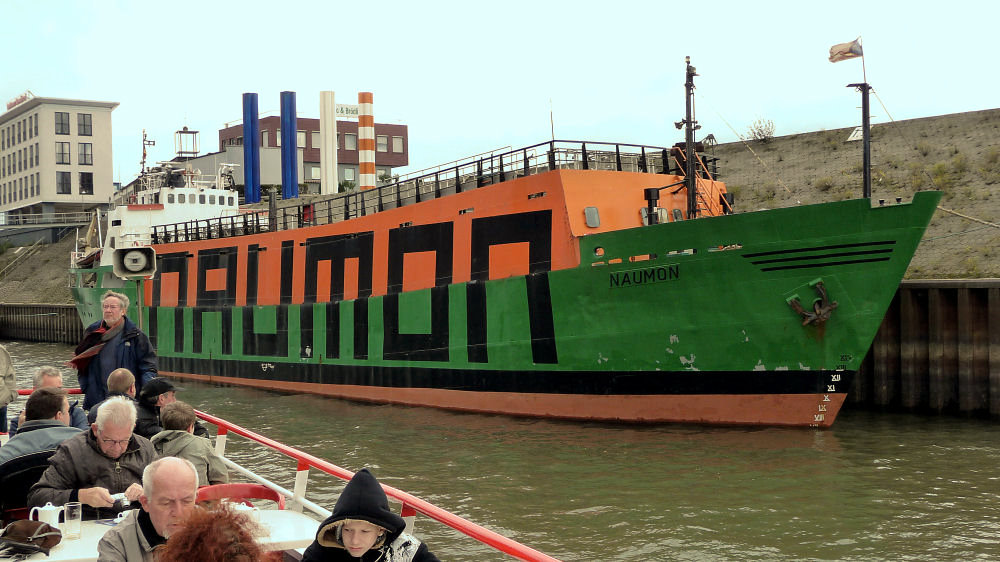 Das Theaterschiff NAUMON im Duisburger Hafen