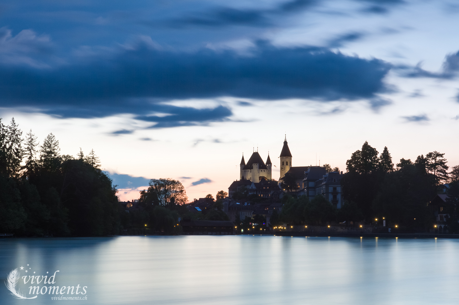 Das Thuner Schloss in der Abenddämmerung