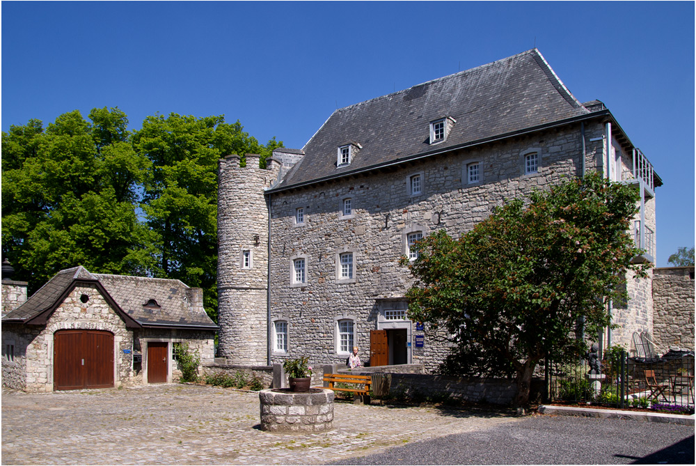 Das Töpfermuseum und die Wasserburg Raeren in Raeren ( Belgien )