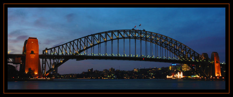 Das Tor von Sydney im abendlichen Glanz.