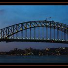 Das Tor von Sydney im abendlichen Glanz.