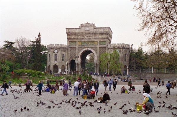 das Tor von Universität Istanbul