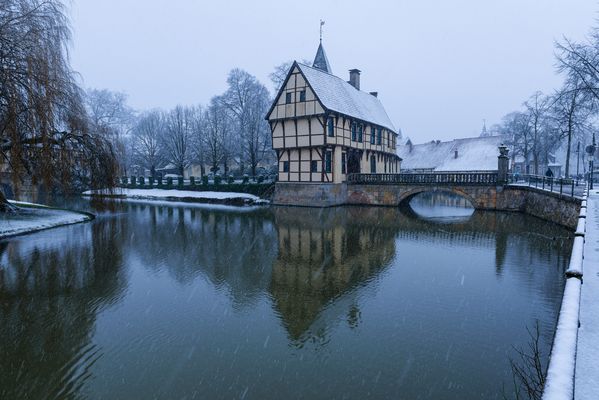 Das Torhaus im Schneefall