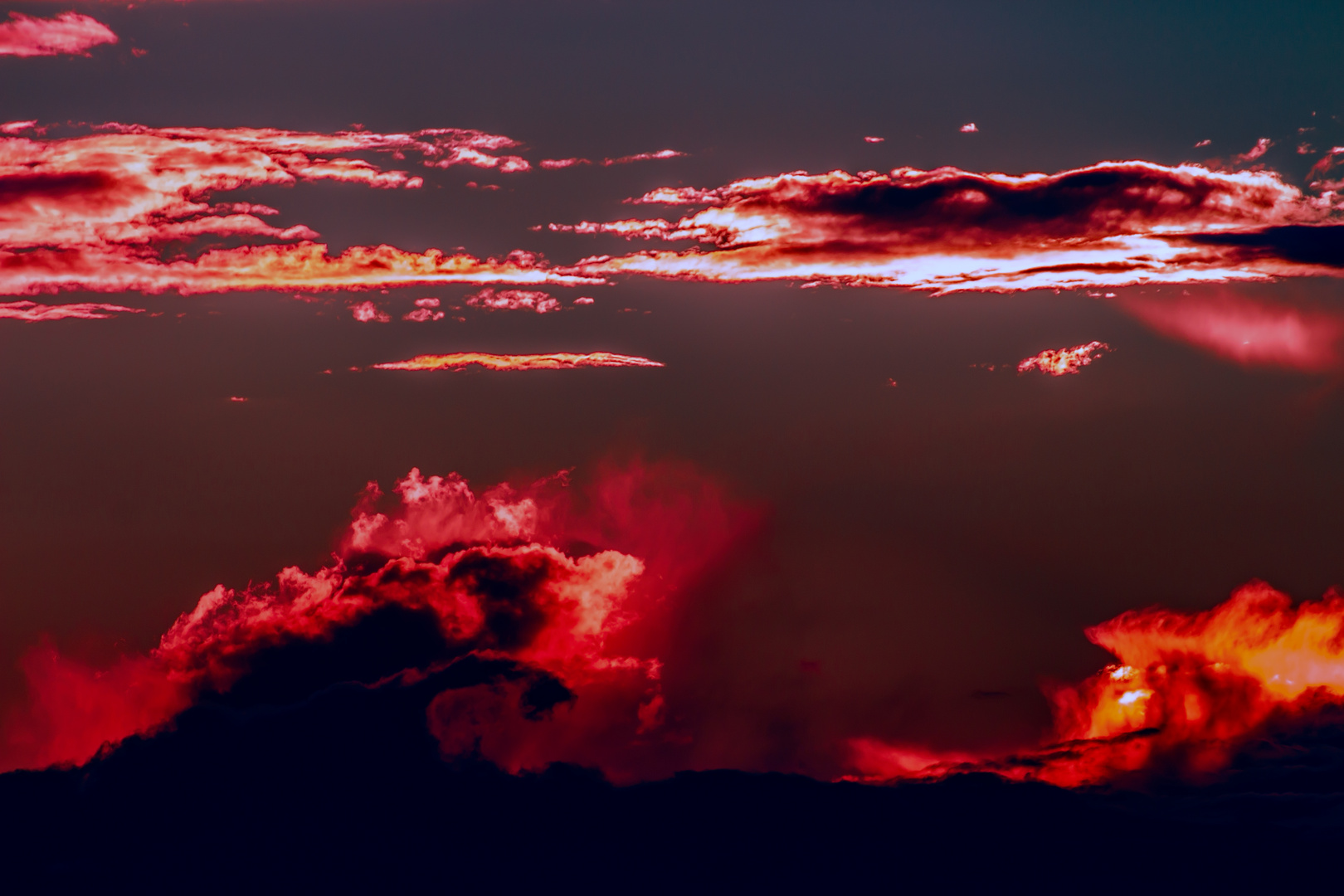 Das Tosen der Wolken zum Untergang der Sonne