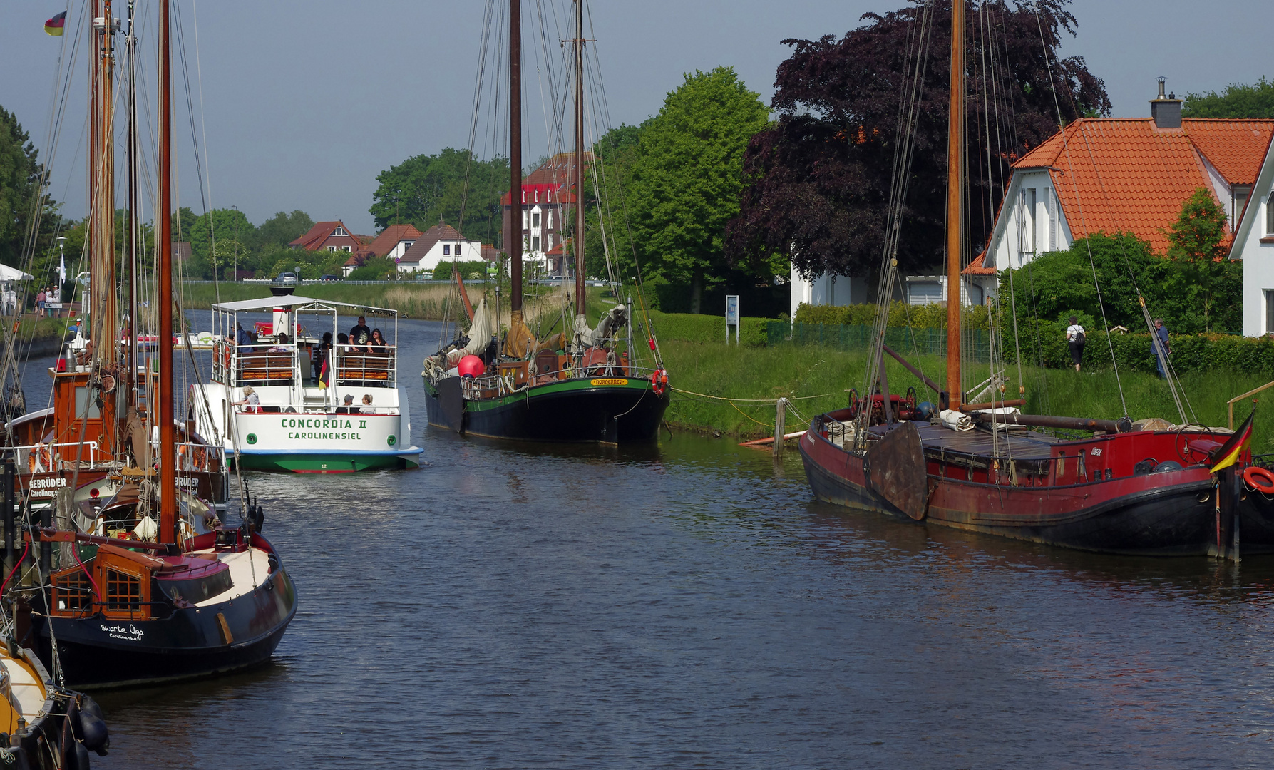 das Touristenboot ergreift die Flucht...