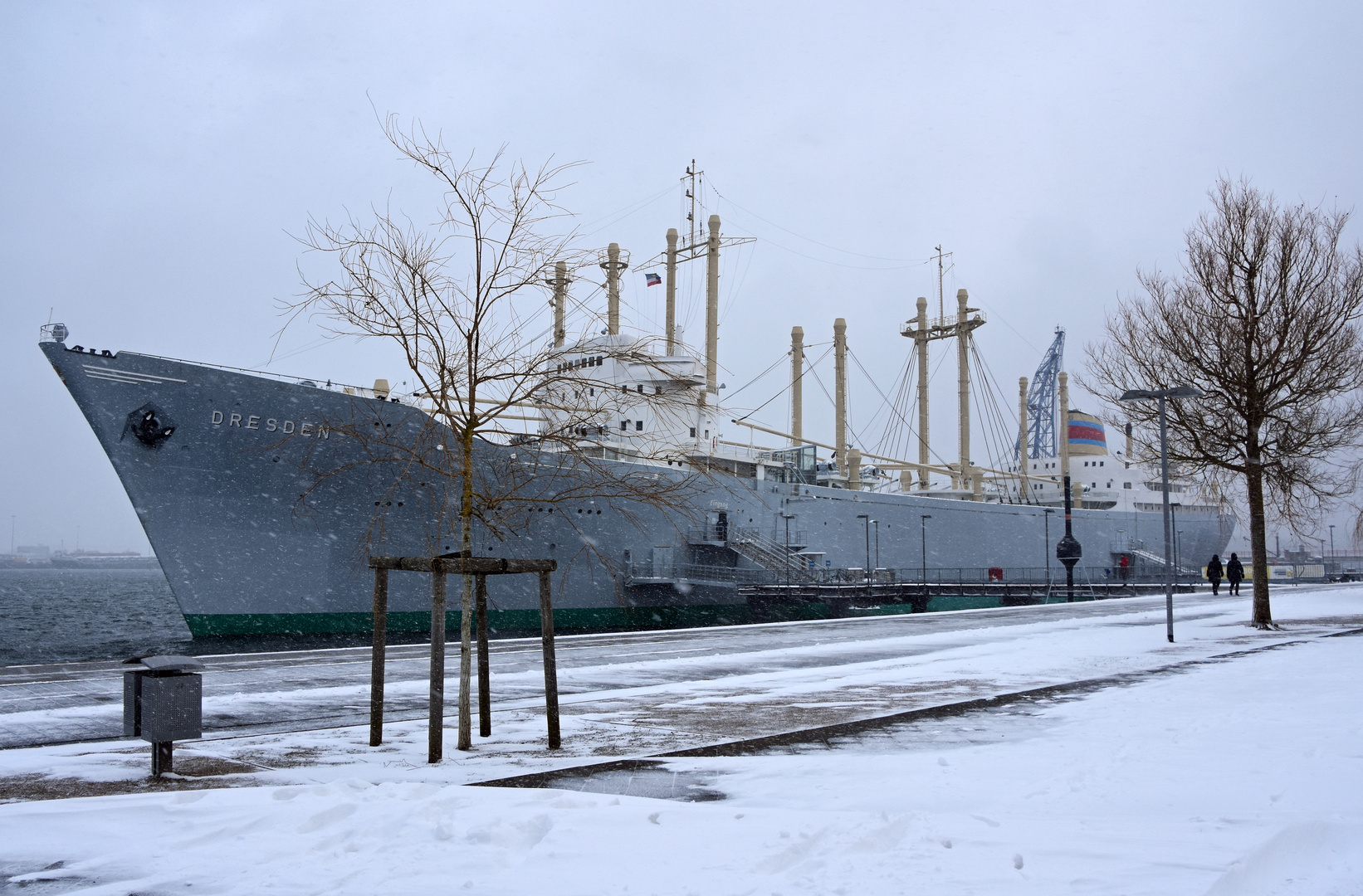 Das Traditionsschiff "Dresden" im Schneetreiben