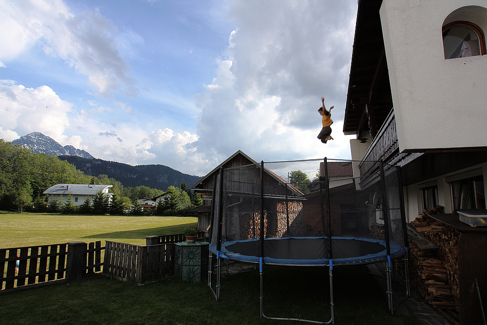 das Trambolin in Omas Garten.. LUCA im landeanflug