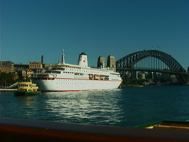 Das "Traumschiff". Die Deutschland vor der Harbourbridge