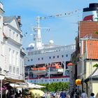 Das Traumschiff, die "MS Deutschland" in den Straßen von Travemünde