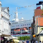 Das Traumschiff, die "MS Deutschland" in den Straßen von Travemünde