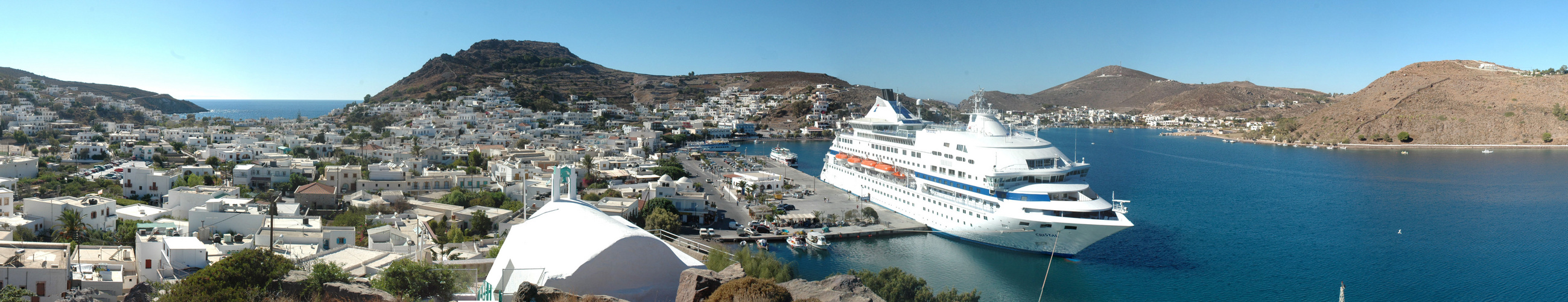 Das "Traumschiff" im Hafen von Patmos