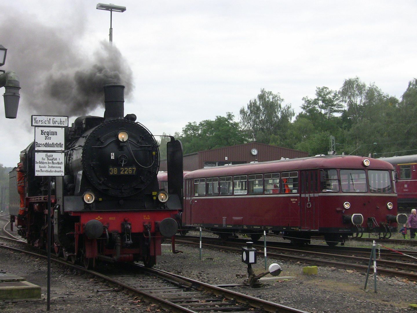 Das Treffen von Dampflok und Schienenbus.