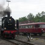 Das Treffen von Dampflok und Schienenbus.