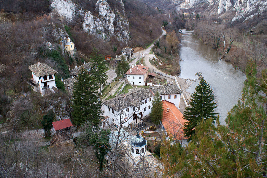 Das Tscherepischki Kloster im Schutz des Balkan-Gebirges in der Schlucht der Iskar / Bulgarien von Siegfried Reinhold 