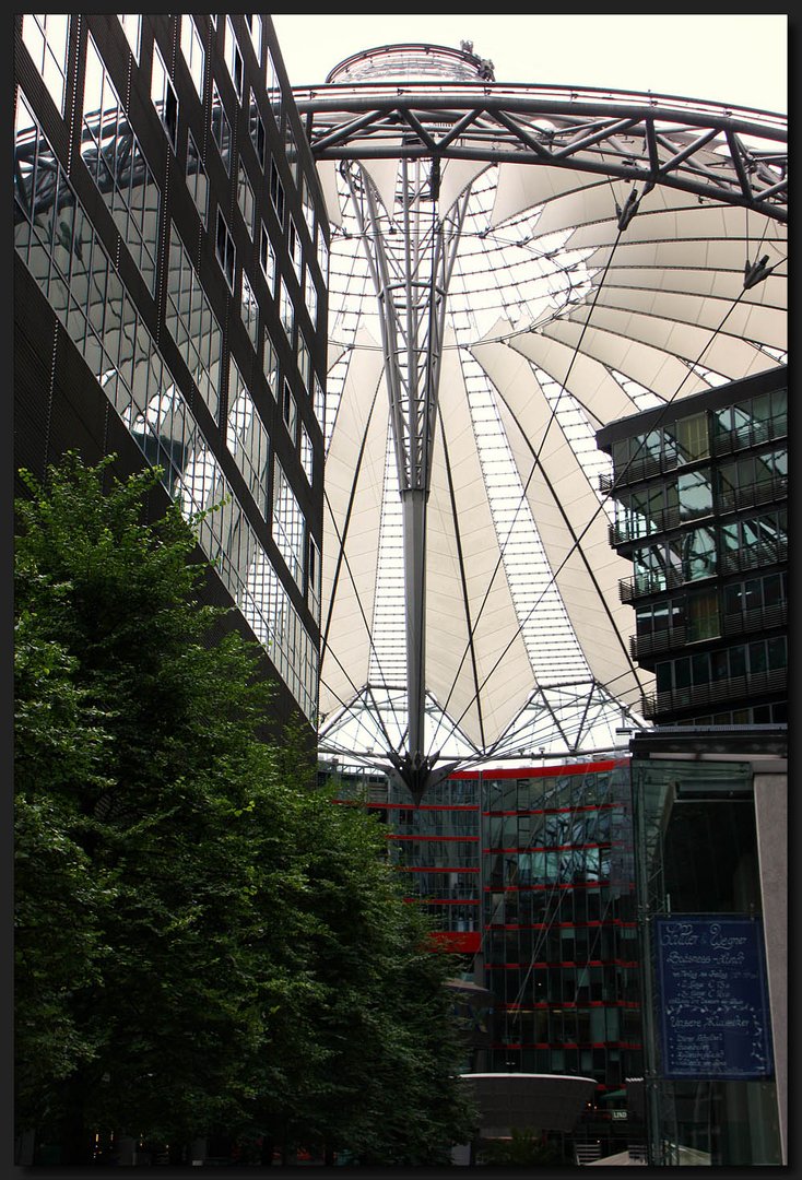 ...Das Ufo vom Potsdamer Platz...