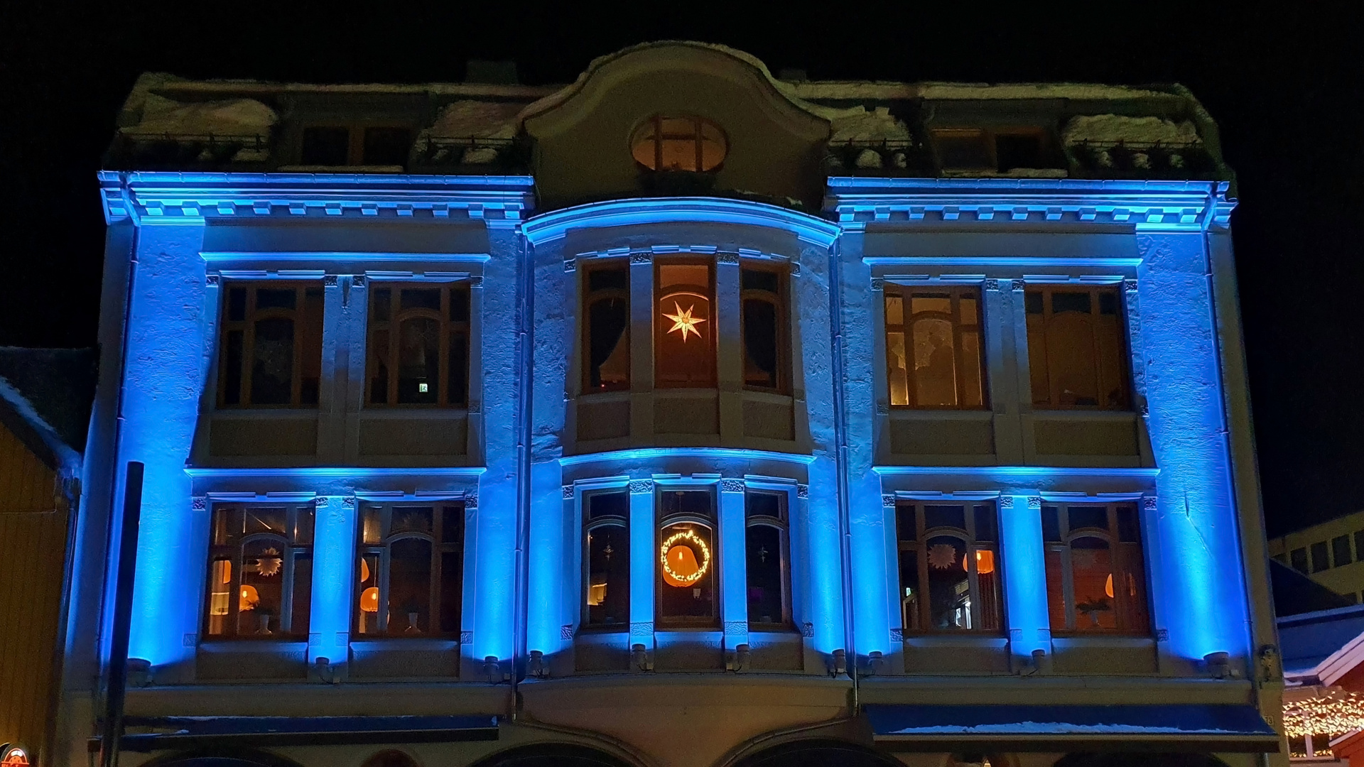 das ultrablaue Haus von Tromsö