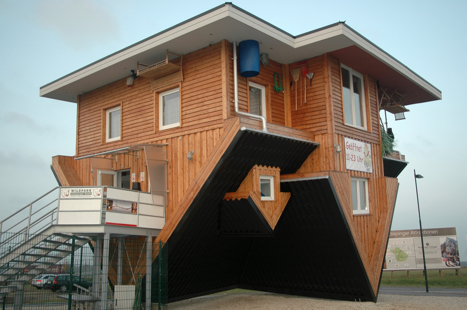 das umgedrehte Haus bei Bispingen Foto & Bild ...