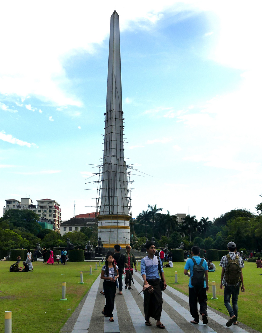 ...das Unabhängigkeitsdenkmal in Yangon...