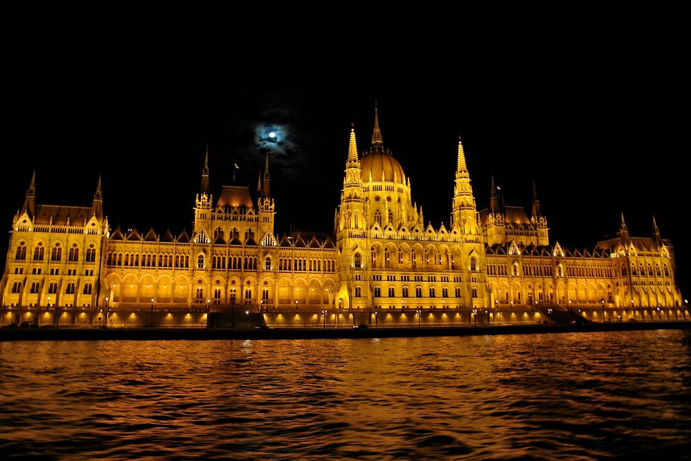 das ungarische parlamentsgebäude in budapest