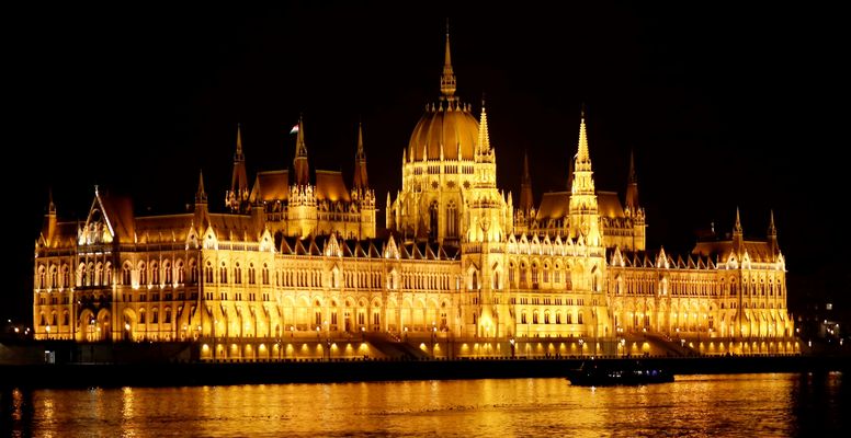Das ungarische Parlamentsgebäude (Országház)