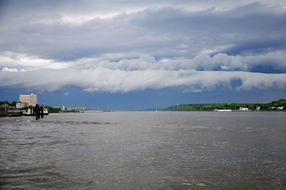 Das Unwetter über der Elbe ohne Regen