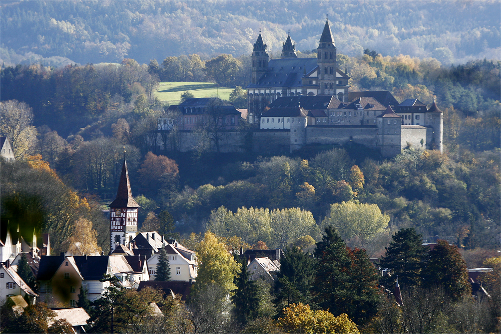 Das "Urbanskirchle" vor der mächtigen "Comburg"