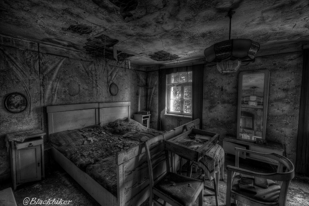 Das Urbex Schlafzimmer in S/W