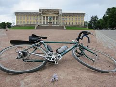 das Velo liegt dem Schloss zu Füssen