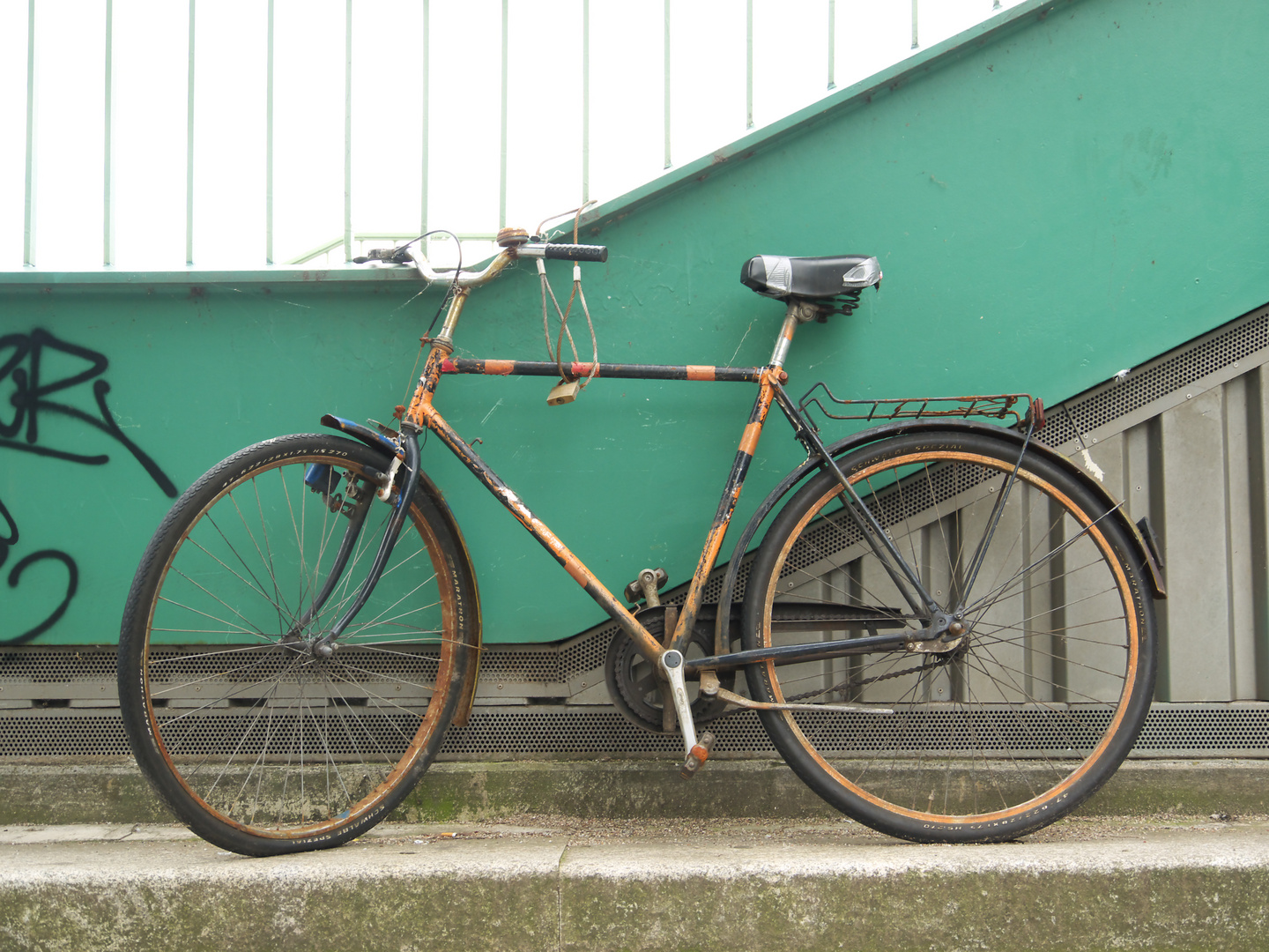 Das vergessene Fahrrad an der Hafentreppe