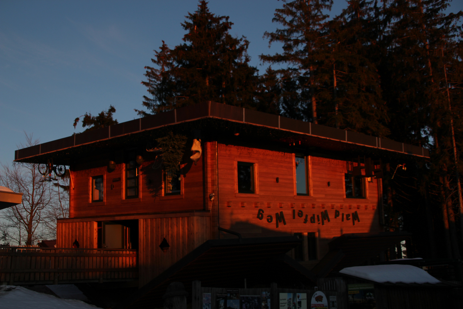 Das Verkehrte Haus Am Baumwipfelpfad In St Englmar Im Licht Der